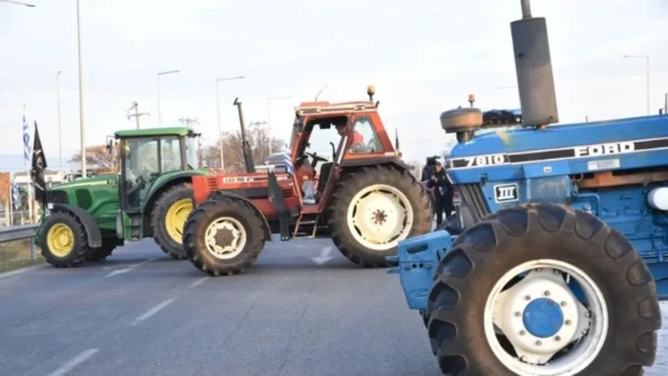 Παραμένουν στα μπλόκα οι αγρότες - Συμβολικός αποκλεισμός στις σήραγγες των Τεμπών για τη διέλευση των φορτηγών