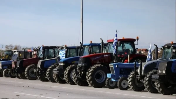 Παραμένουν στα μπλόκα οι αγρότες