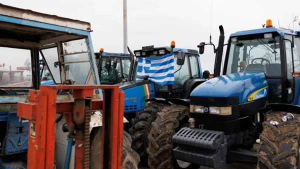 Παραμένουν τα αγροτικά μπλόκα σε δρόμους και τελωνεία της Κεντρικής και Δυτικής Μακεδονίας, στη Νίκαια και στον Ε65