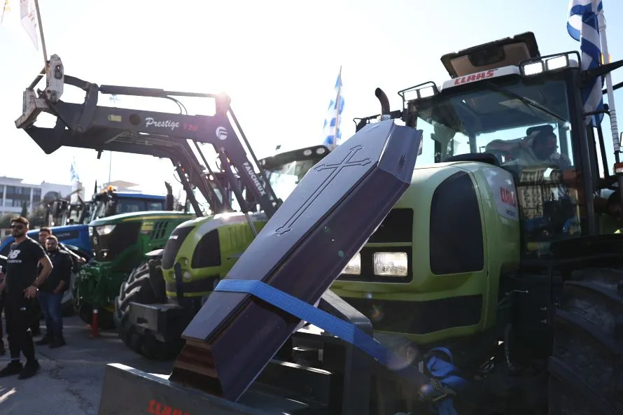 Έφτασαν τα τρακτέρ στο λιμάνι - Συμβολικός αποκλεισμός