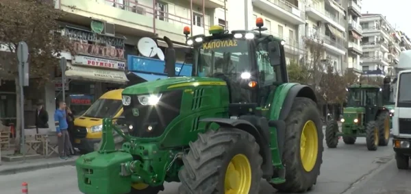 Με τρακτέρ στο κέντρο των Σερρών αγρότες από το μπλόκο του Προμαχώνα - Ψήφισμα στους βουλευτές - Διορία 48 ωρών και προαναγγελία κλιμάκωσης