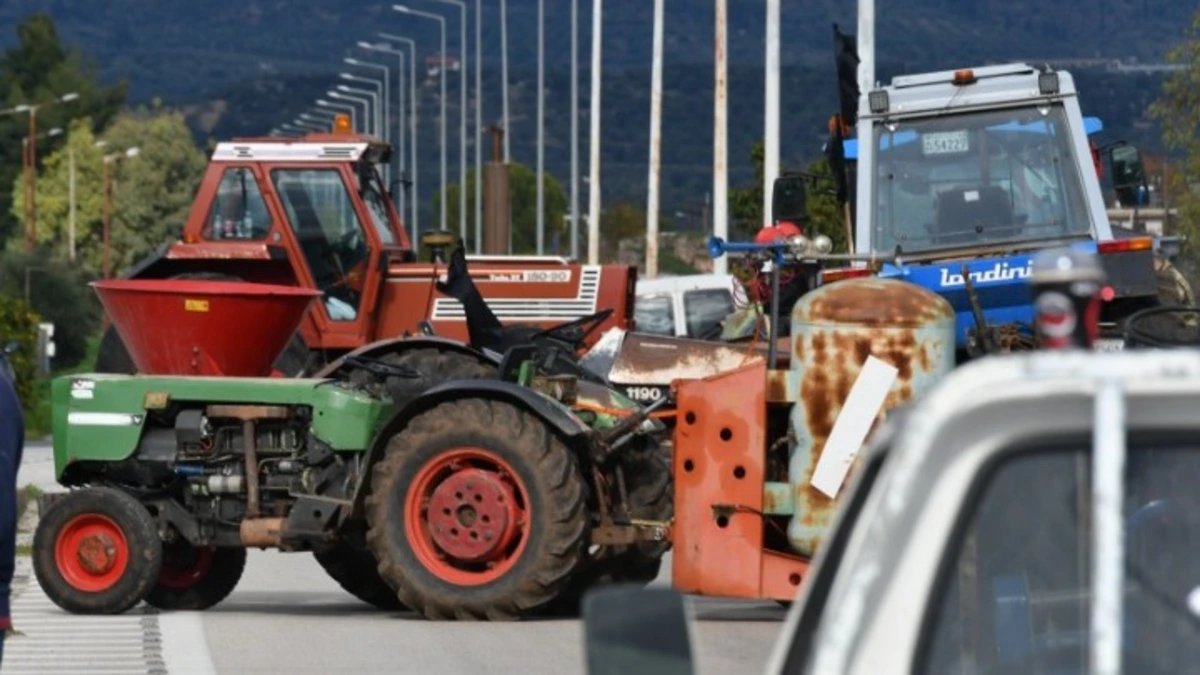 Μπλόκα αγροτών: Κλείνει και σήμερα συμβολικά από τη μία το μεσημέρι ο κόμβος στο Δερβένι