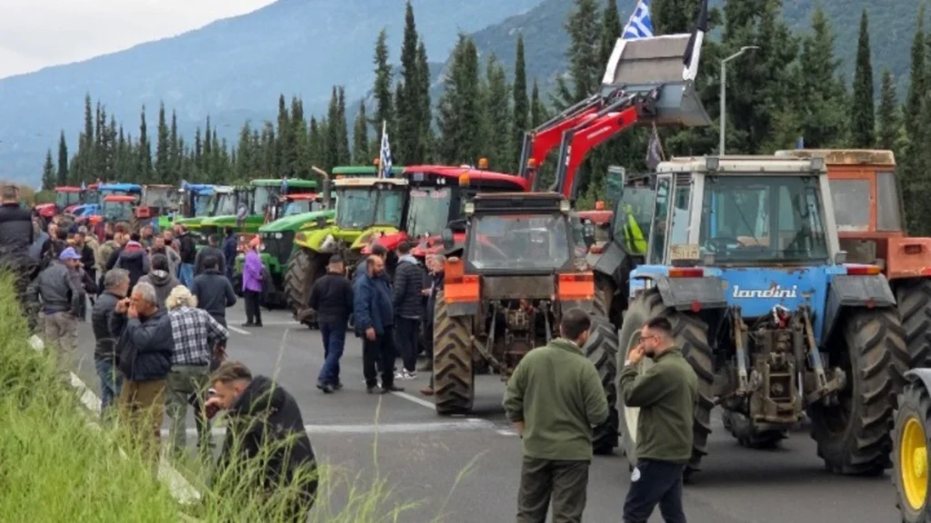 Λαμία: Σε αποκλεισμό της Εθνικής Οδού Αθηνών-Λαμίας προχώρησαν οι αγρότες της Φθιώτιδας
