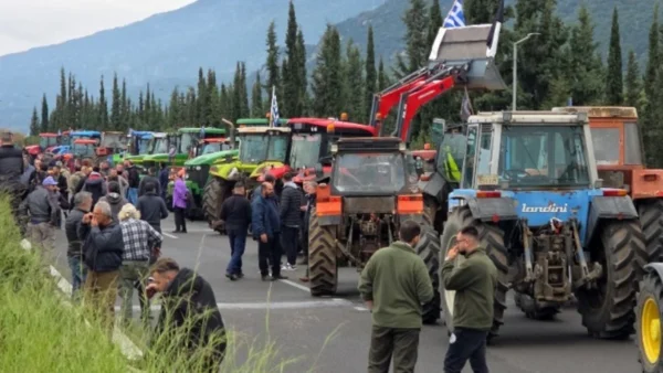 Λαμία: Σε αποκλεισμό της Εθνικής Οδού Αθηνών-Λαμίας προχώρησαν οι αγρότες της Φθιώτιδας