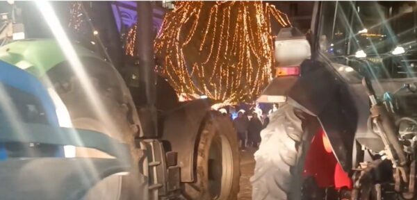 Τρακτέρ μπροστά από το Διοικητήριο Σερρών - video