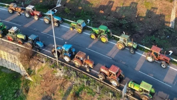 Προσωρινό άνοιγμα των δρόμων για τα Χριστούγεννα - Στα μπλόκα σε βάρδιες οι αγρότες
