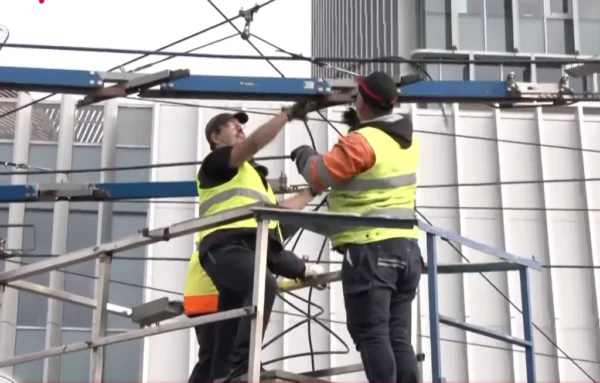 Ξεκίνησε το ξήλωμα του δικτύου τρόλεϊ στον Πειραιά – Δέσμευση Κυρανάκη για αυξήσεις και προσλήψεις