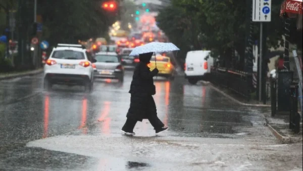Ισχυρή καταιγίδα στην Αττική - Προβλήματα σε δρόμους του λεκανοπεδίου