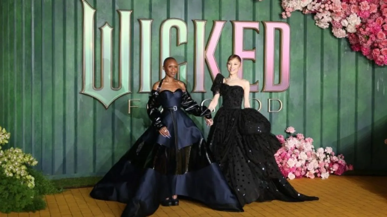 Δύο γυναίκες με εντυπωσιακά φορέματα