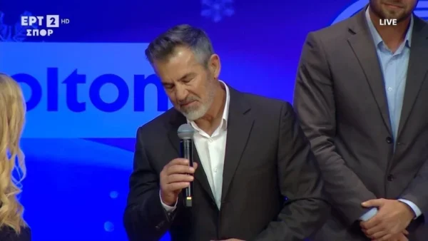 «Λύγισε» ο πατέρας του Ε. Καραλή! Εμφανώς συγκινημένος στα βραβεία ΠΣΑΤ