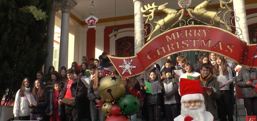 Χριστουγεννιάτικη Συνάντηση Σχολικών Χορωδιών Γυμνασίων μπροστά στο Διοικητήριο Σερρών - video