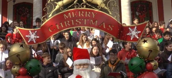 Χριστουγεννιάτικη Συνάντηση Σχολικών Χορωδιών Γυμνασίων μπροστά στο Διοικητήριο Σερρών - video