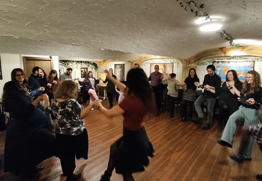 Μια μικρή Ελλάδα χορεύει στην Ουαλία - Από ένα ποστ στο Facebook «γεννήθηκε» το Greek Dances Cardiff