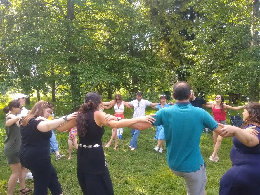 Μια μικρή Ελλάδα χορεύει στην Ουαλία - Από ένα ποστ στο Facebook «γεννήθηκε» το Greek Dances Cardiff