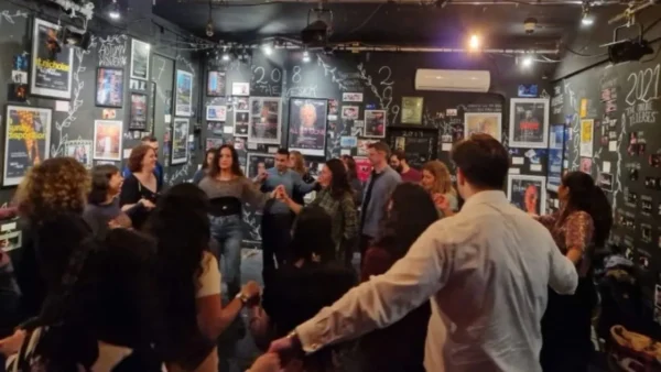 Μια μικρή Ελλάδα χορεύει στην Ουαλία - Από ένα ποστ στο Facebook «γεννήθηκε» το Greek Dances Cardiff