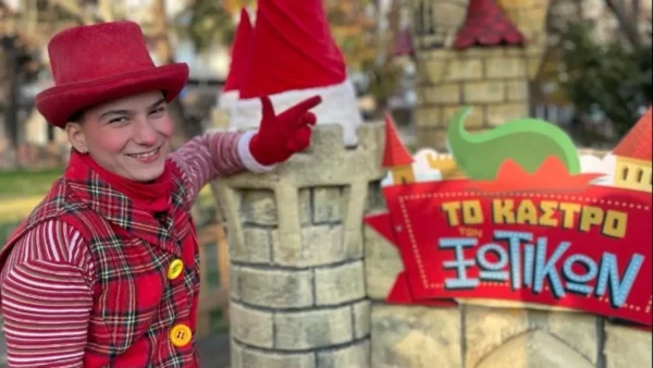 Συνέντευξη με ένα ξωτικό από τη Θεσσαλονίκη που σκορπά τη μαγεία των Χριστουγέννων