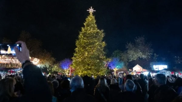 Φωταγωγήθηκε το Χριστουγεννιάτικο Δέντρο στο «Χωριό των Μαγεμένων»