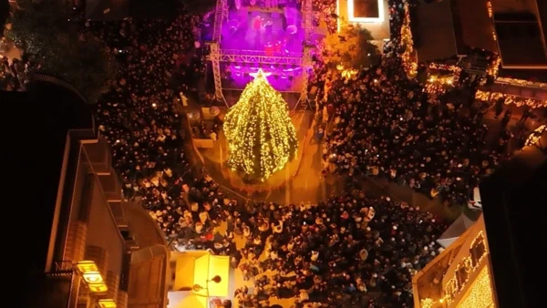 Φωταγωγήθηκε το χριστουγεννιάτικο δέντρο του Δήμου Σερρών