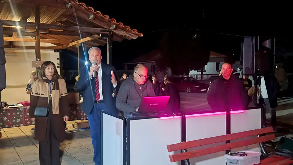 Χρυσοχώραφα Σερρών: Φωταγωγήθηκε το Χριστουγεννιάτικο Δένδρο και μοίρασε δώρα ο Άγιος Βασίλης