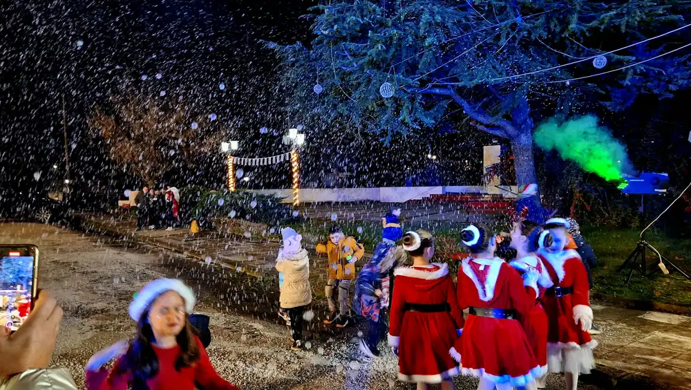 Χρυσοχώραφα Σερρών: Φωταγωγήθηκε το Χριστουγεννιάτικο Δένδρο και μοίρασε δώρα ο Άγιος Βασίλης