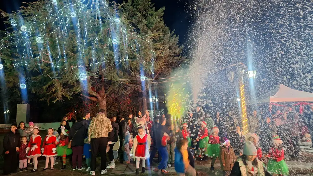 Χρυσοχώραφα Σερρών: Φωταγωγήθηκε το Χριστουγεννιάτικο Δένδρο και μοίρασε δώρα ο Άγιος Βασίλης