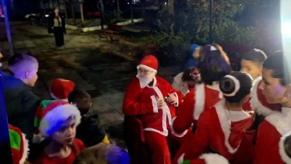 Χρυσοχώραφα Σερρών: Φωταγωγήθηκε το Χριστουγεννιάτικο Δένδρο και μοίρασε δώρα ο Άγιος Βασίλης