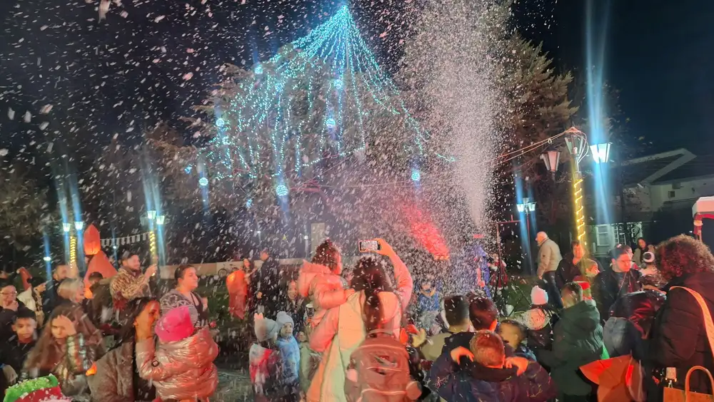 Χρυσοχώραφα Σερρών: Φωταγωγήθηκε το Χριστουγεννιάτικο Δένδρο και μοίρασε δώρα ο Άγιος Βασίλης