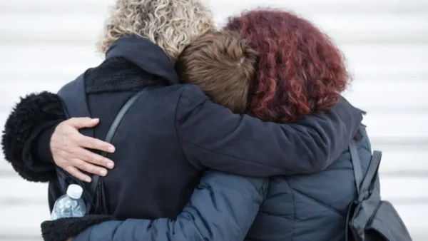 Πώς η δύναμη της αγκαλιάς ρυθμίζει το στρες και ενισχύει την ανθρώπινη σύνδεση