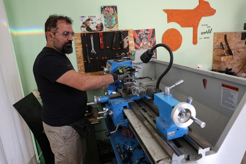 «Ρόδες ελπίδας»: Άνθρωποι που ξαναδίνουν κίνηση σε ζώα με αναπηρία