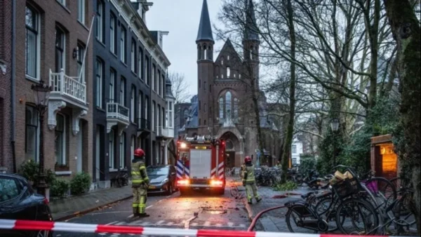 Γιγαντιαία πυρκαγιά κατέστρεψε ναό του 19ου αιώνα στο Άμστερνταμ της Ολλανδίας