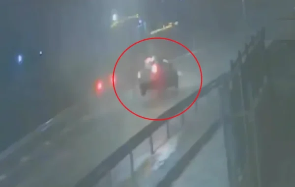 Βίντεο ντοκουμέντο: Ανεμοστρόβιλος σηκώνει αυτοκίνητο εν κινήσει στον αέρα