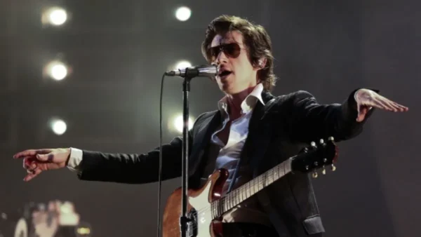 Οι Arctic Monkeys κυκλοφορούν τραγούδι για να στηρίξουν τον οργανισμό War Child