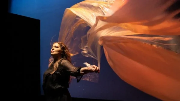 Η άγνωστη γυναίκα πίσω από το όνομα «Δουκίσσης Πλακεντίας» ζωντανεύει στη σκηνή με τη Μ. Κίτσου