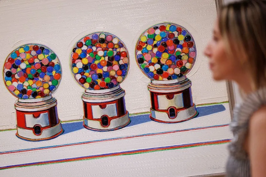 Γουέιν Τιμπό: Μια έκθεση-αντίδοτο στους ιλιγγιώδεις ρυθμούς της εποχής