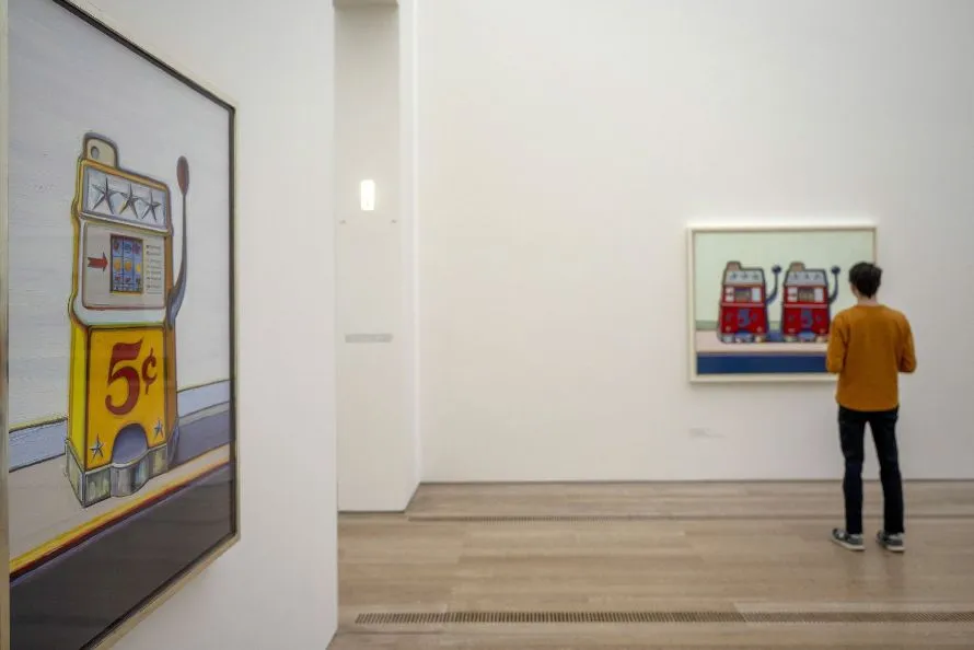 Γουέιν Τιμπό: Μια έκθεση-αντίδοτο στους ιλιγγιώδεις ρυθμούς της εποχής