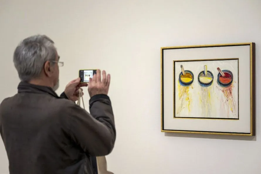 Γουέιν Τιμπό: Μια έκθεση-αντίδοτο στους ιλιγγιώδεις ρυθμούς της εποχής