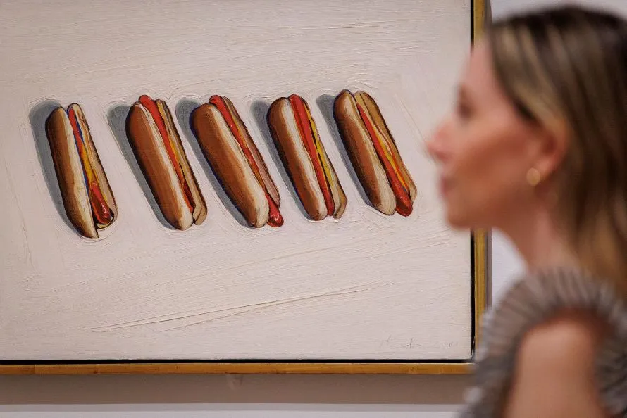 Γουέιν Τιμπό: Μια έκθεση-αντίδοτο στους ιλιγγιώδεις ρυθμούς της εποχής