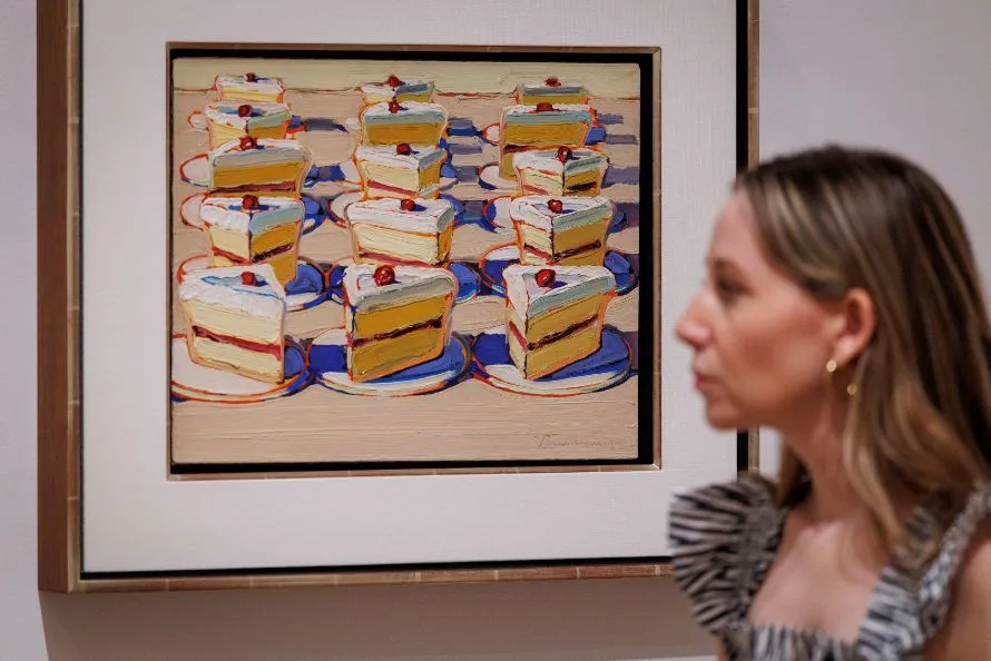 Γουέιν Τιμπό: Μια έκθεση-αντίδοτο στους ιλιγγιώδεις ρυθμούς της εποχής