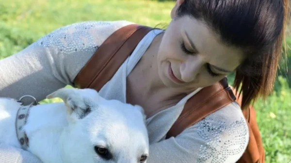 Έλλη Κοκάλη: Η δημοσιογράφος που δίνει «φωνή» στα αδέσποτα του Ηρακλείου