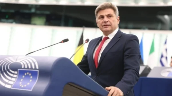 Εκτός της ευρωομάδας του ΣΥΡΙΖΑ ο Ν. Φαραντούρης, με απόφαση του Σ. Φάμελλου