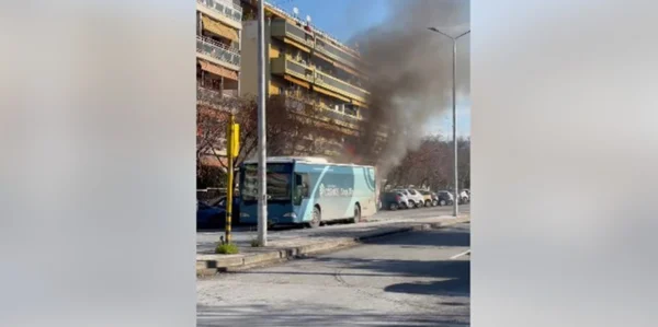 Στις φλόγες τυλίχθηκε αστικό λεωφορείο στη Θεσσαλονίκη - Δείτε βίντεο