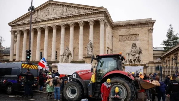 Γαλλία: Αγρότες απέκλεισαν δρόμους του Παρισιού, διαμαρτυρόμενοι κατά της εμπορικής συμφωνίας ΕΕ-Mercosur