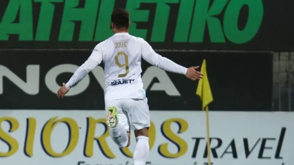 Ο Γιόβιτς έβαλε, ο Στρακόσια έβγαζε κι η ΑΕΚ πέρασε από την Τρίπολη