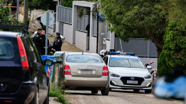 Έγκλημα στη Γλυφάδα: Η ανακοίνωση της ΕΛ.ΑΣ. για την δολοφονία του 80χρονου από τον 46χρονο γιο του