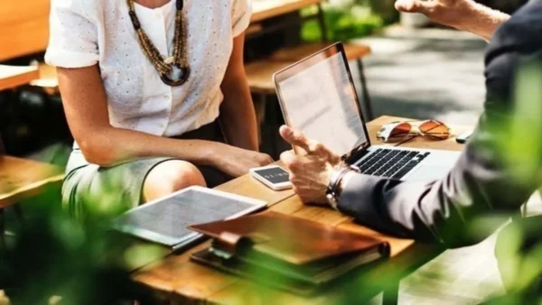 ΕΛΣΤΑΤ: Σχεδόν αμετάβλητο το χάσμα αμοιβών ανδρών-γυναικών τα έτη 2022 έως και 2024