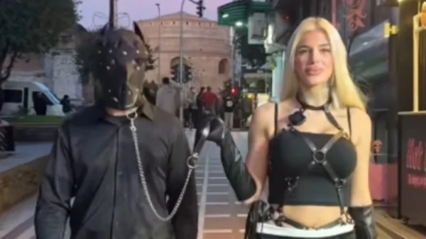 Θεσσαλονίκη: Μοντέλο του Only Fans βγάζει τον σύντροφό της βόλτα με λουρί και μάσκα σε παραλία και Ναυαρίνου