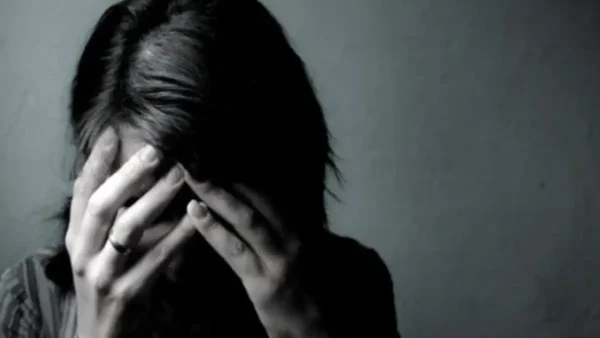 Γυναίκα αστυνομικός έσωσε μητέρα 3 παιδιών από τον σύντροφό της που την κακοποιούσε – Την φιλοξένησε στο σπίτι της