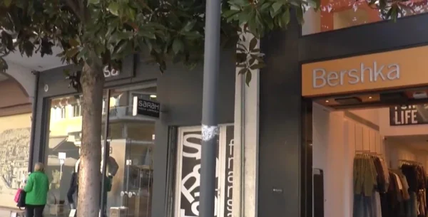 Σέρρες: Όχημα φορτοεκφόρτησης χτύπησε στύλο φωτισμού στην Κ. Καραμανλή -video