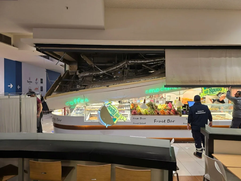 Θεσσαλονίκη: Έπεσε οροφή στο Mediterranean Cosmos- Μία γυναίκα τραυματίας