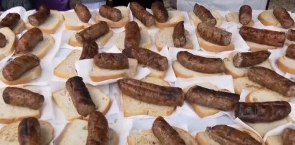 Αναβίωσε στο εξωκλήσι του Αγίου Αθανασίου Βελβεντού το έθιμο της λουκανικοφαγίας